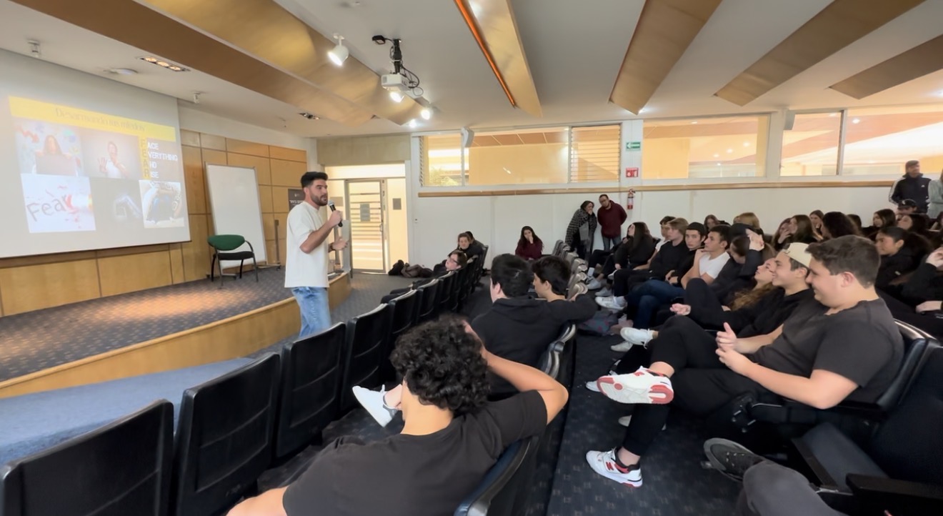 Conferencia con estudiantes