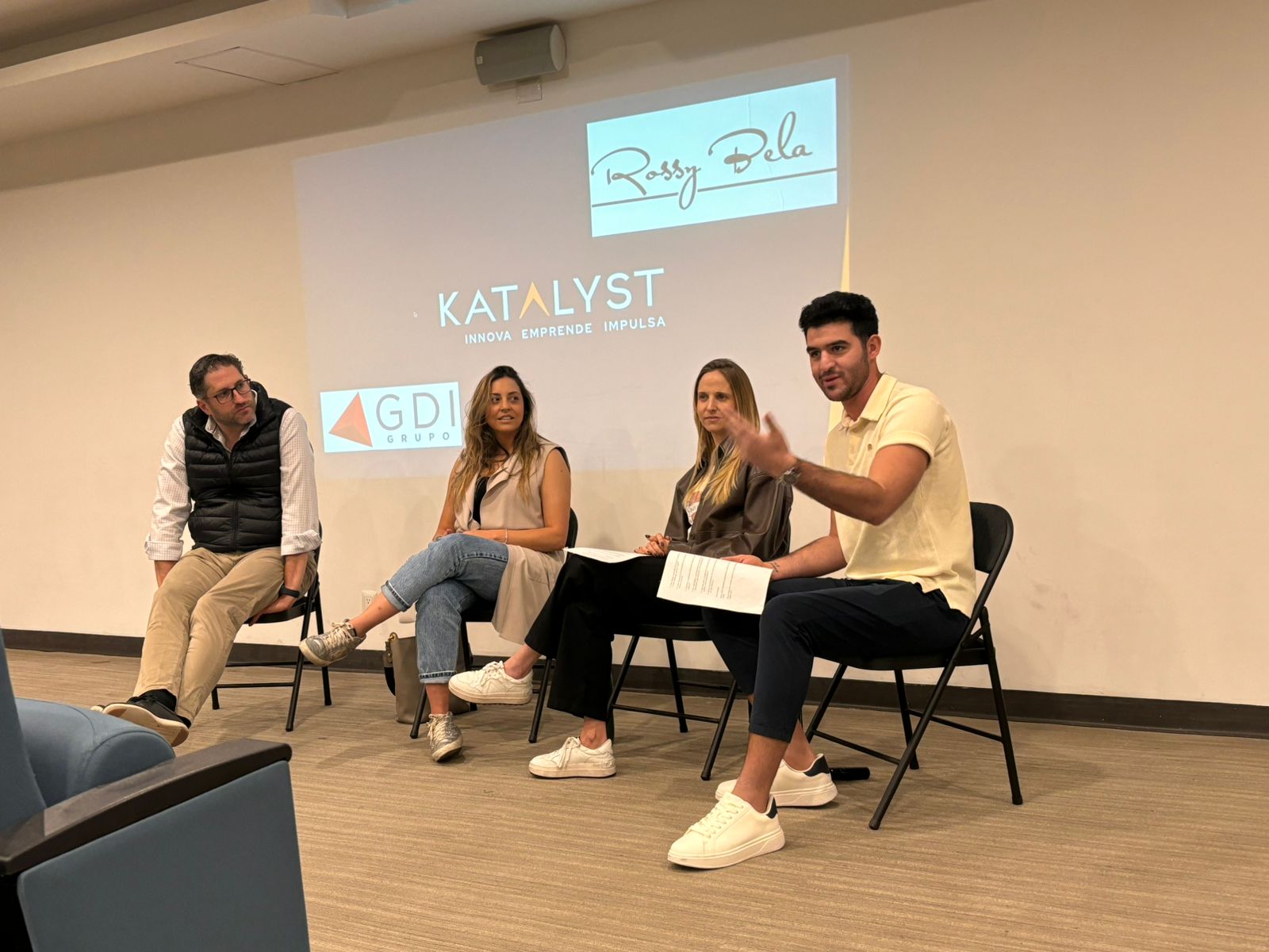 Panel de orientación juvenil en escuela